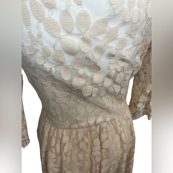 Free People Cream 3/4 Sleeve Lace Overlay V-shaped Fit & Flare A-line
Dress 4 - Picture 2 of 14